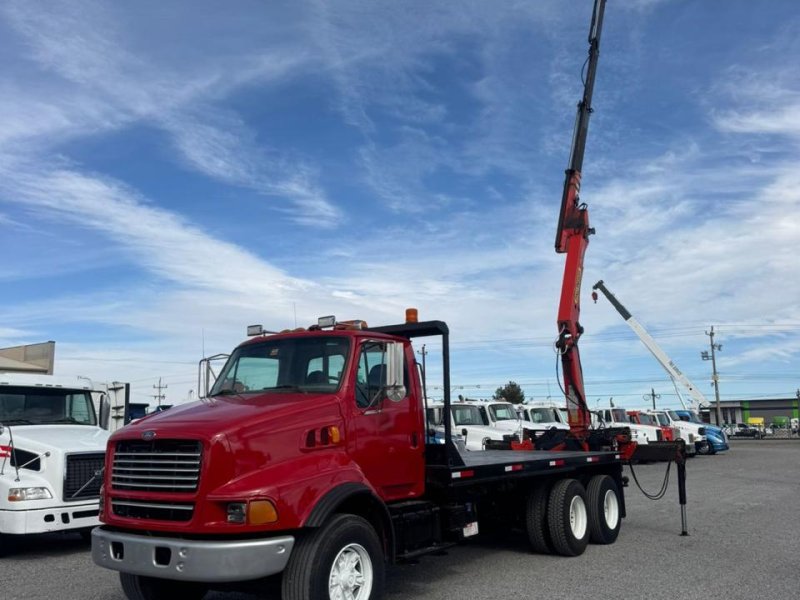 Camion con grúa articulada